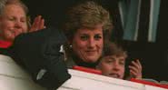Diana sendo aplaudida durante presença em estádio, em 1995 - Getty Images