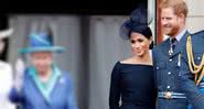 Rainha Elizabeth II ao lado do casal Harry e Meghan Markle - Getty Images