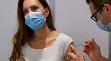 Kate Middleton recebendo a vacina - Divulgação/Twitter/@KensingtonRoyal