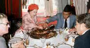 Imagem ilustrativa da rainha Elizabeth II em um jantar - Getty Images