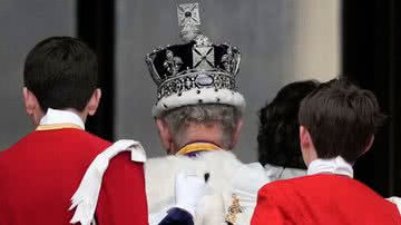 Rei Charles com a coroa oficial que recebeu neste sábado, 6 - Getty Images