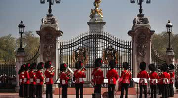 Guardas no portão do Palácio Buckingham, na Inglaterra - Getty Images
