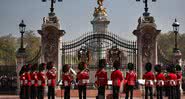 Guardas no portão do Palácio Buckingham, na Inglaterra - Getty Images