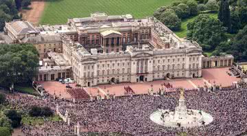 Palácio de Buckingham durante comemorações do aniversário de 90 anos da rainha - Wikimedia Commons