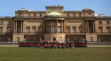 Fotografia frontal do Palácio de Buckingham - Getty Images