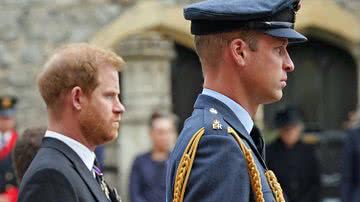 Fotografia dos príncipes Harry e William durante funeral da rainha Elizabeth II - Getty Images