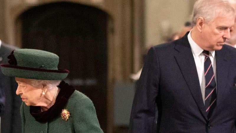 Rainha Elizabeth II e príncipe Andrew, em evento recente - Getty Images