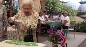 Rainha em cortando bolo com espada em evento do G7 - Divulgação/Youtube/ Daily Mail