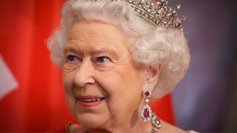 Rainha Elizabeth II, usando tiara real - Getty Images
