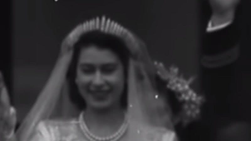 Rainha Elizabeth II no dia de seu casamento, usando uma tiara de diamantes - Divulgação/Youtube/British Pathé