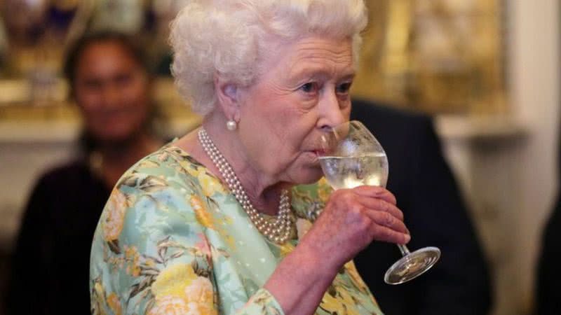 Rainha Elizabeth II tomando uma bebida - Getty Images