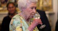 Rainha Elizabeth II tomando uma bebida - Getty Images