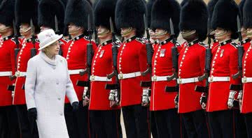 Rainha Elizabeth II e seus guardas - Getty Images
