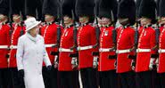 Rainha Elizabeth II e seus guardas - Getty Images