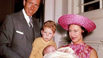 Princesa Margaret, irmã mais nova da recém-finada rainha Elizabeth II, segurando sua filha mais nova, Lady Sarah Chatto, ao lado do filho, David Armstrong-Jones, e do marido, Antony Armstrong-Jones - Getty Images