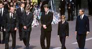 Philip, William, Charles Spencer, Harry e Charles em cortejo no funeral de Diana, em 1997 - Divulgação