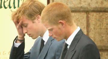 Harry e William em funeral da avó materna, Frances Shand Kydd, no ano de 2004 - Getty Images