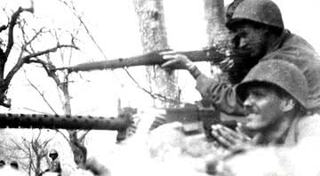 Soldados da FEB atirando contra alemães em Monte Castelo - Divulgação/ FEB