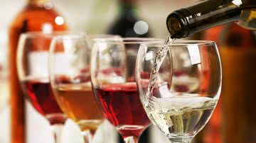 Escolher o tipo de vinho ideal para cada refeição ajuda a harmonizar os sabores (Imagem: Shutterstock)