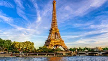 Série 'Emily em Paris' inspira turistas a conhecerem a França (Imagem: Shutterstock)