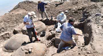 Os escavadores examinam os fósseis encontrados no leito seco - Divulgação / CEN / Incuapa-Conicet