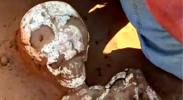 Esqueleto encontrado na Rússia pertenceu a guerreiro nômade de 2 mil anos atrás. - Crédito: Arqueologia de Astrakhan
