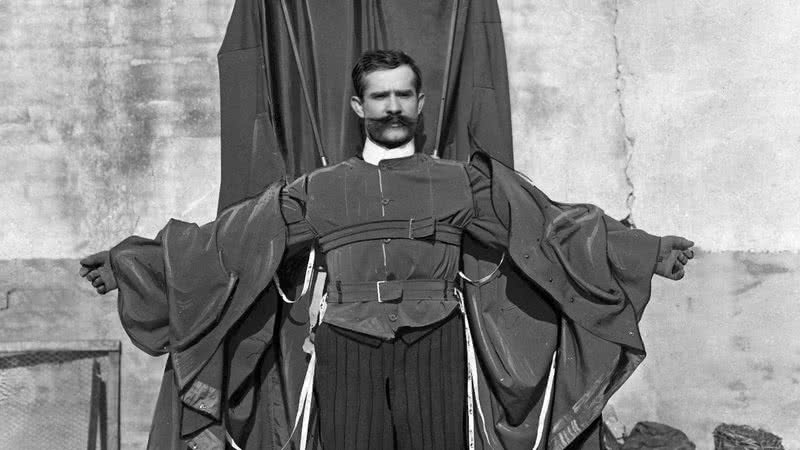 Franz Reichelt com seu primeiro protótipo de paraquedas - Getty Images