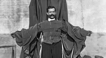 Franz Reichelt com seu primeiro protótipo de paraquedas - Getty Images