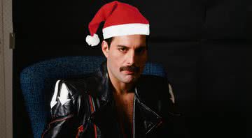 Montagem de Freddie Mercury com o famoso gorro do Papai Noel - Getty Images