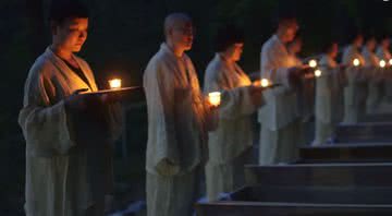 Coreanos prestando respeito em cerimônia funerária de tradição sul-coreana - Divulgação / YouTube