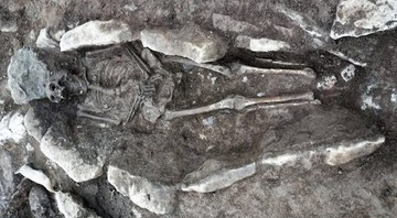 Um dos esqueletos encontrados no lugar - Crédito: Archaeology Wales