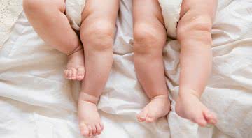 Imagem meramente ilustrativa de dois bebês - Getty Images