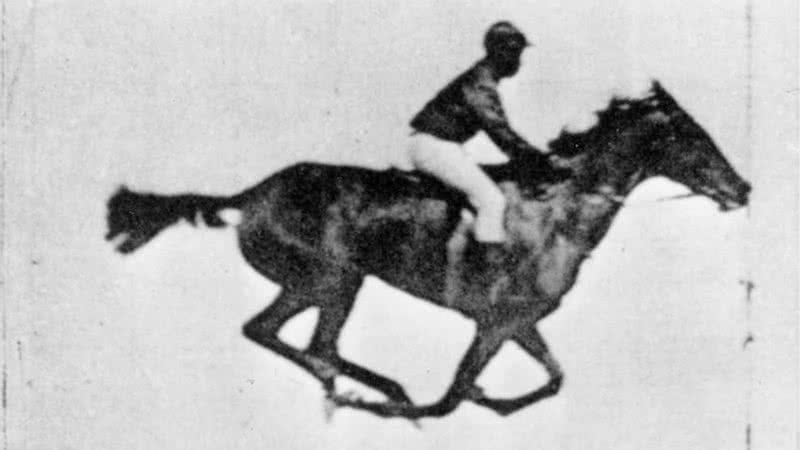 Foto tirada por Eadweard Muybridge que comprova que um cavalo tira os quatro cascos do chão durante um galope - Getty Images