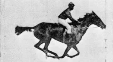 Foto tirada por Eadweard Muybridge que comprova que um cavalo tira os quatro cascos do chão durante um galope - Getty Images