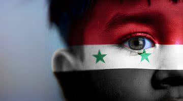 imagem ilustrativa de um garoto com a bandeira da Síria pintada em seu rosto - Getty Images