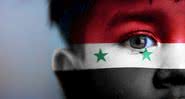 imagem ilustrativa de um garoto com a bandeira da Síria pintada em seu rosto - Getty Images