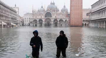 Praça de São Marcos é coberta de água durante uma maré alta excepcional em 13 de novembro de 2019 em Veneza, Itália - Getty Images