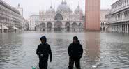 Praça de São Marcos é coberta de água durante uma maré alta excepcional em 13 de novembro de 2019 em Veneza, Itália - Getty Images