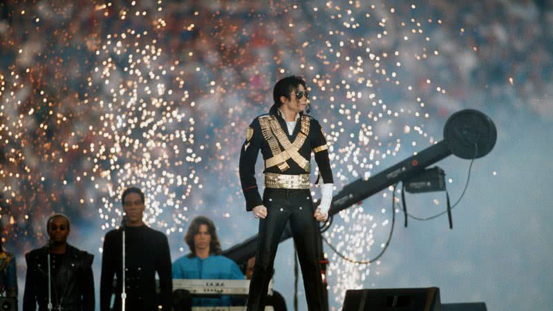 Michael Jackson se apresentando no Super Bowl
