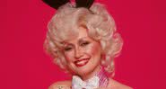 Dolly Parton vestida de coelhinha no ensaio - Getty Images