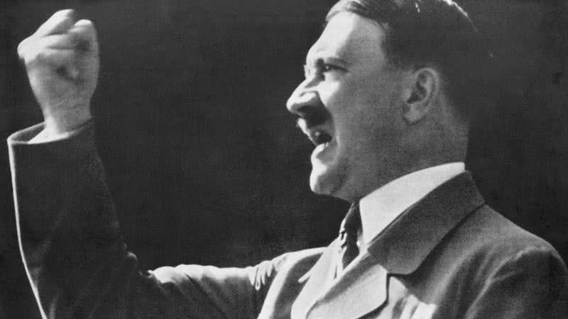 Adolf Hitler levanta um punho desafiador e cerrado durante um discurso - Getty Images