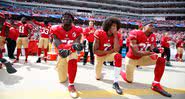 Colin Kaepernick protestando durante partida da NFL - Getty Images