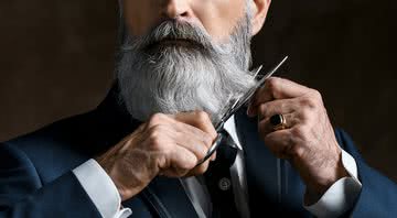 Imagem ilustrativa de um homem cortando a barba - Getty Images