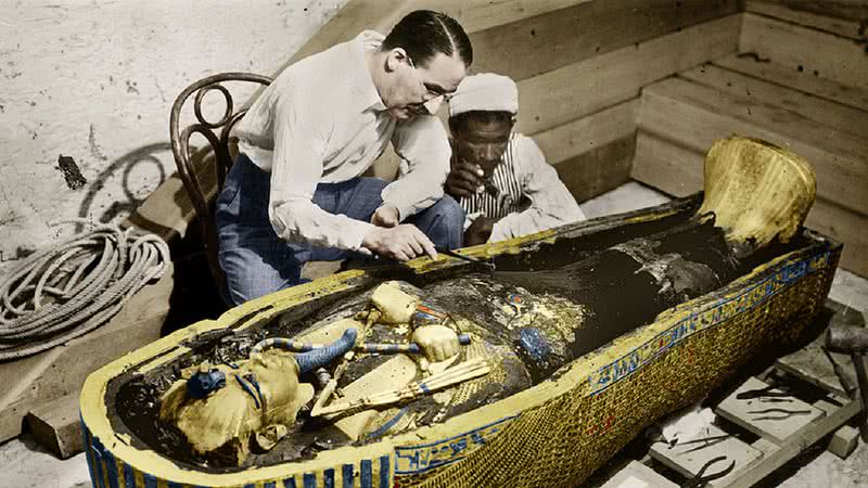 Howard Carter explorando a tumba do rei Tutancâmon - Getty Imagens