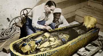 Howard Carter explorando a tumba do rei Tutancâmon - Getty Imagens