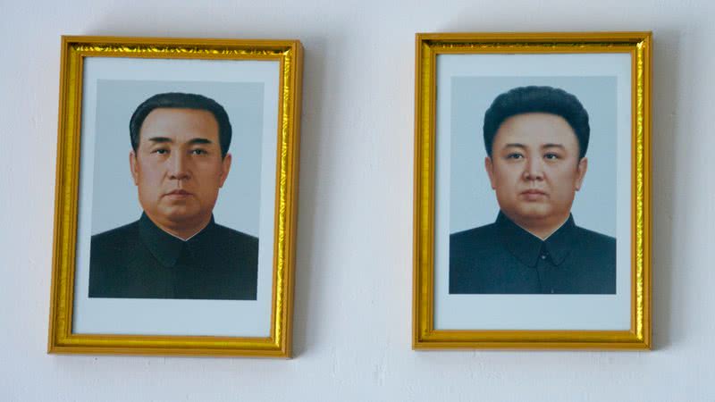 Retratos oficiais de Kim il Sung e Kim Jong il em uma casa, Província de Pyongan do Sul, Coreia do Sul