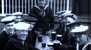 Marinheiros britânicos muito grogues bebendo grogue - Domínio Público