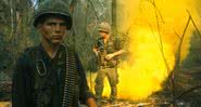 Soldados durante a guerra próximos a uma fumaça amarela - Getty Images