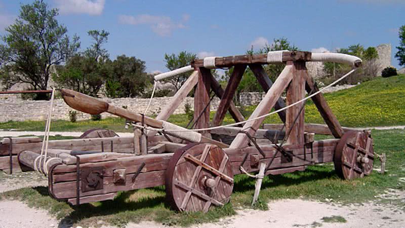 Réplica de uma antiga catapulta - Wikimedia Commons
