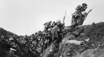 Soldados britânicos iniciam a batalha do Somme - Domínio Público/Ivor Castle